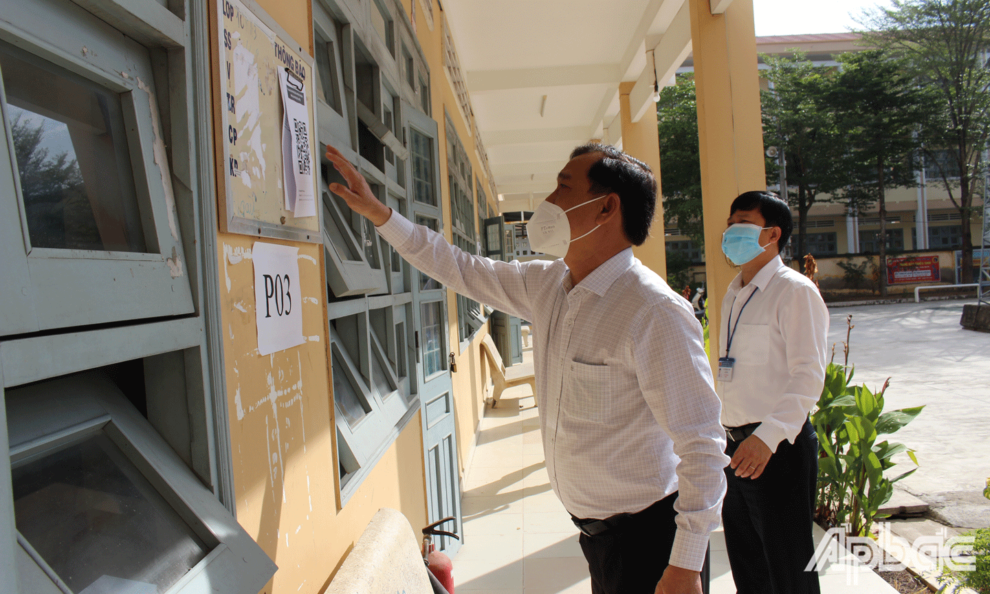 Chủ tịch UBND tỉnh Nguyễn Văn Vĩnh kiểm tra thực tế Trường THPT Chợ Gạo. 