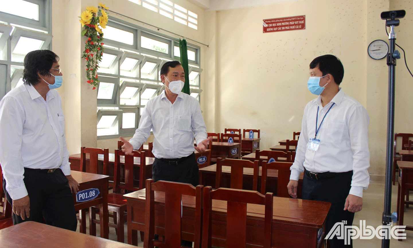 Chủ tịch UBND tỉnh Nguyễn Văn Vĩnh kiểm tra phòng học ở Trường THPT Chợ Gạo. 