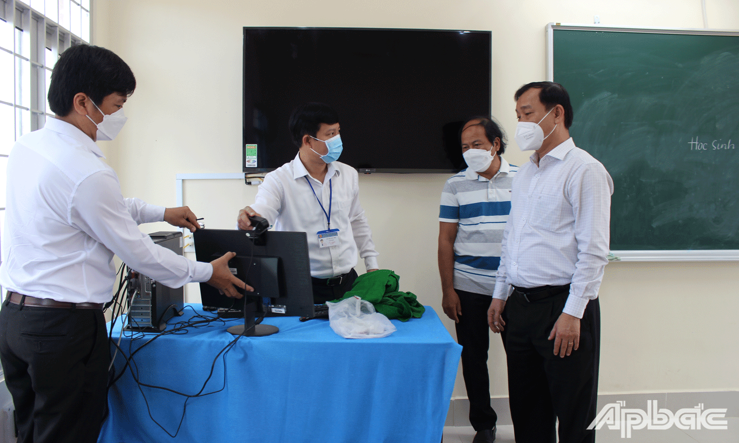 Chủ tịch UBND tỉnh Nguyễn Văn Vĩnh cùng lãnh đạo ngành giáo dục kiểm tra Trường THCS Phường 3, TX. Gò Công. 