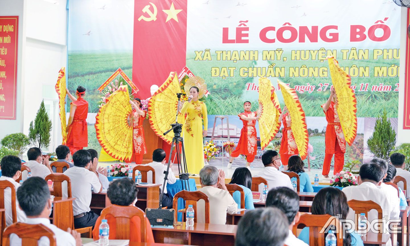 Trung tâm VH-TT cấp xã là địa điểm sinh hoạt văn hóa, thể thao sôi nổi, lành mạnh của người dân (trong ảnh: Văn nghệ chào mừng xã NTM tại Trung tâm VH-TT xã Thạnh Mỹ, huyện Tân Phước).