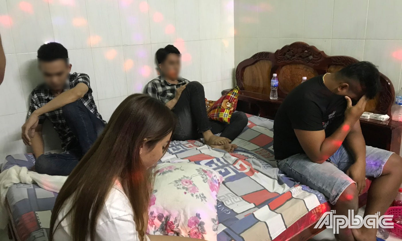 Cảnh sát kiểm tra các phòng có biểu hiện nghi vấn sử dụng trái phép chất ma túy.