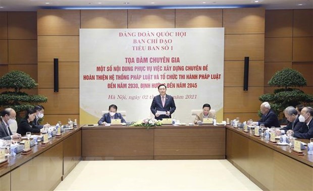 Chủ tịch Quốc hội Vương Đình Huệ phát biểu tại tọa đàm chuyên gia về Chuyên đề số 09 về Chiến lược xây dựng, hoàn thiện hệ thống pháp luật và tổ chức thi hành pháp luật đến năm 2030, định hướng đến năm 2045 đáp ứng yêu cầu xây dựng, hoàn thiện Nhà nước pháp quyền xã hội chủ nghĩa Việt Nam. (Ảnh: Doãn Tấn/TTXVN)