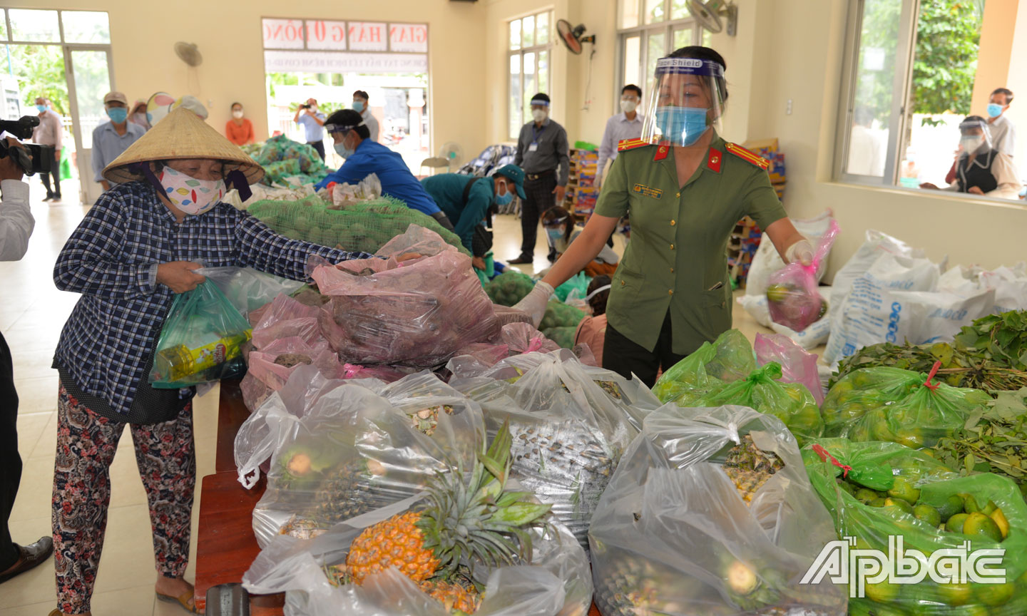 Các “Gian hàng 0 đồng” tạo nên lợi ích kép khi tiêu thụ nông sản cho nông dân và hỗ trợ người dân khó khăn.