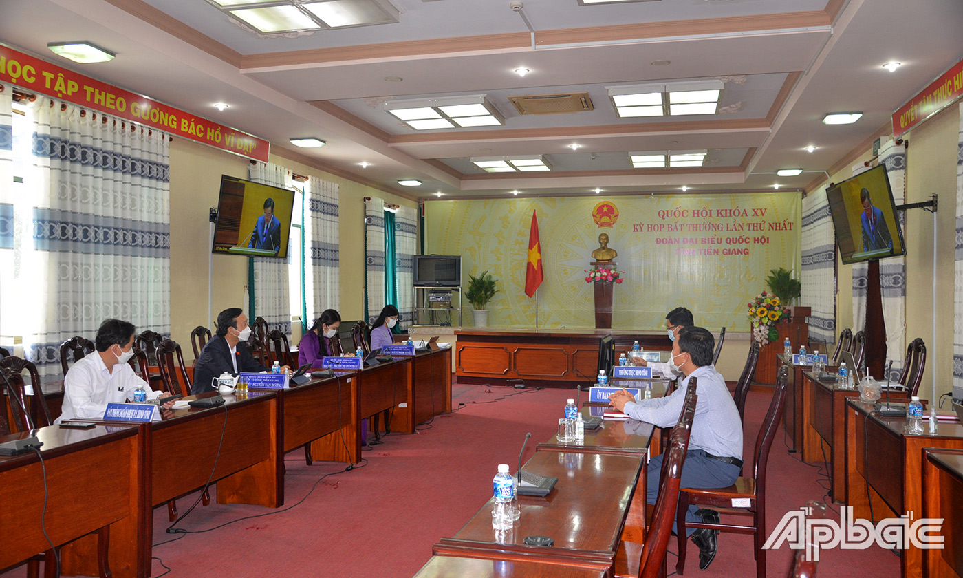 Quang cảnh tại điểm cầu Tiền Giang
