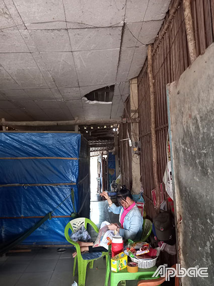 Chị An đang thêu tranh trong căn nhà đã xuống cấp, rất cần sự hỗ trợ để xây mới hay sửa chữa cho vững chắc hơn. 