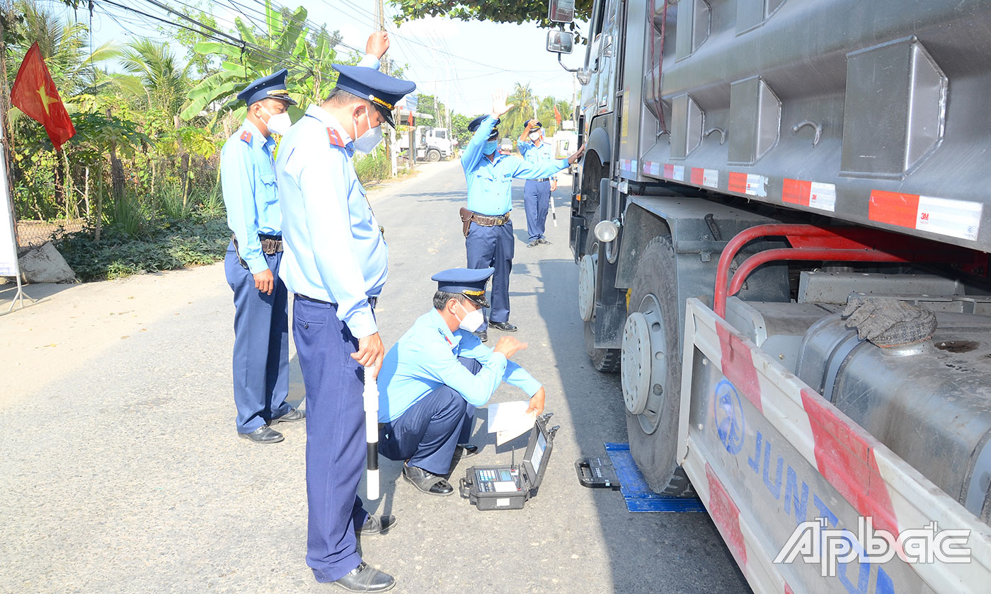 Kiểm tra tải trọng phương tiện.