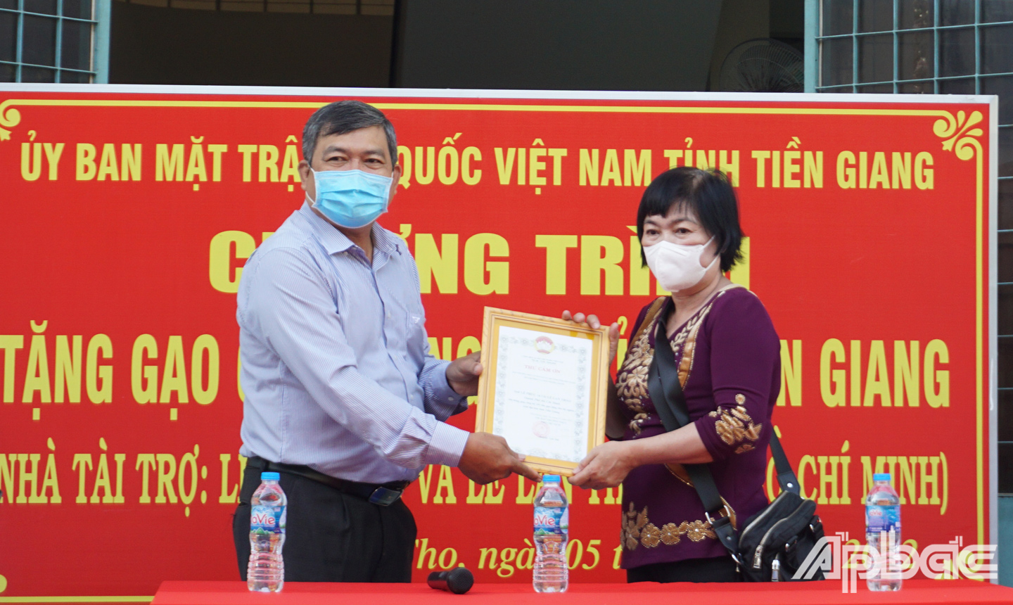 Đại diện Uỷ ban Mặt trận Tổ quốc Việt Nam thành phố Mỹ Tho trao thư cảm ơn cho nhà tài trợ
