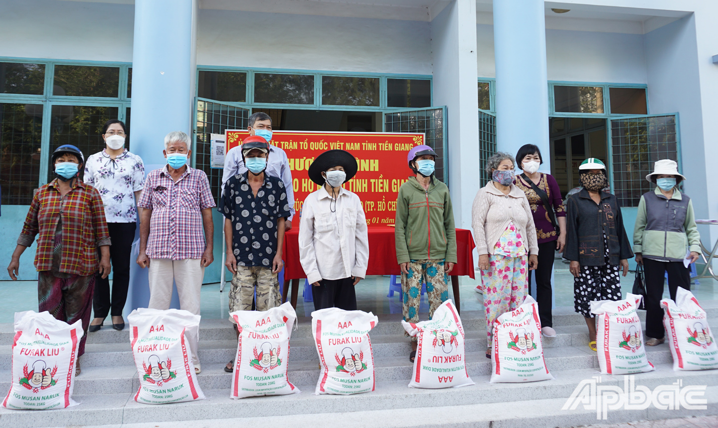 Nhà tài trợ trao tặng gạo cho các hộ nghèo trên địa bàn thành phố Mỹ Tho