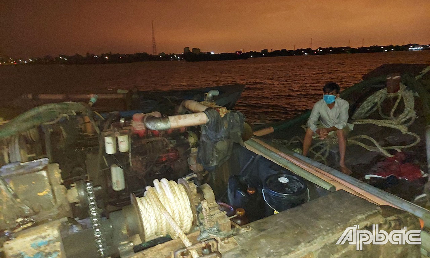 Phương tiện khai thác cát trái phép bị lực lượng chức năng phát hiện.