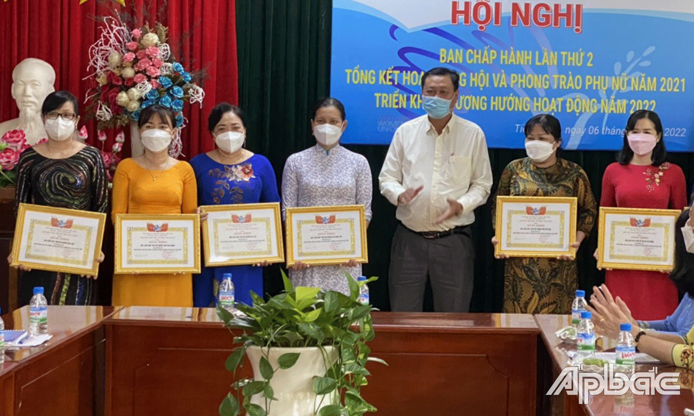 đồng chí Nguyễn Trọng Hữu, Phó Trưởng Ban Dân vận Tỉnh ủy khen thưởng các tập thể, cá nhân đạt thành tích.