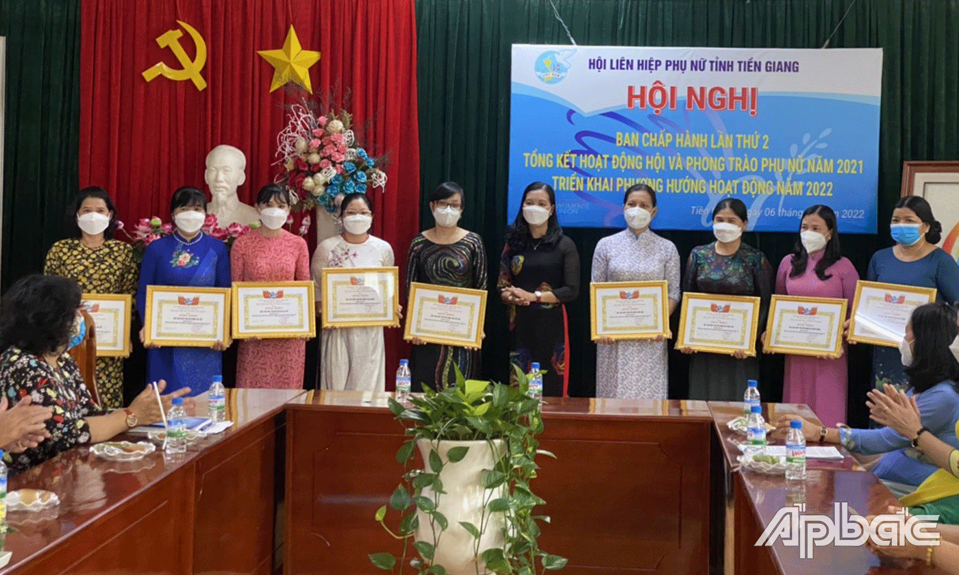 Chủ tịch Hội LHPN tỉnh Nguyễn Thị Kim Phượng khen thưởng các tập thể, cá nhân có thành tích.