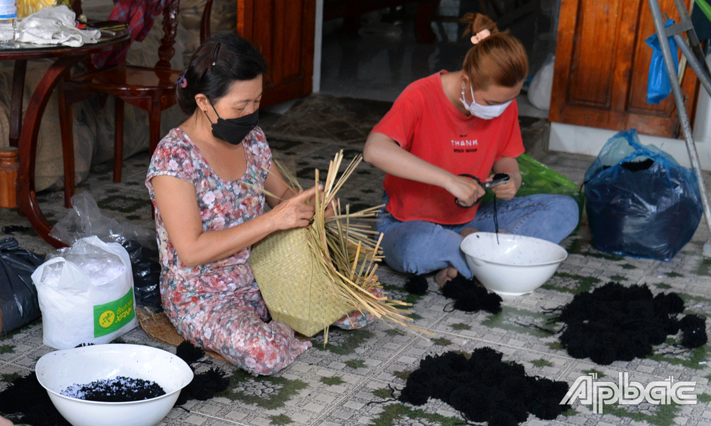 Chị Lai Thị Liên gắng bó với nghề đương bàng buông từ khi còn nhỏ.