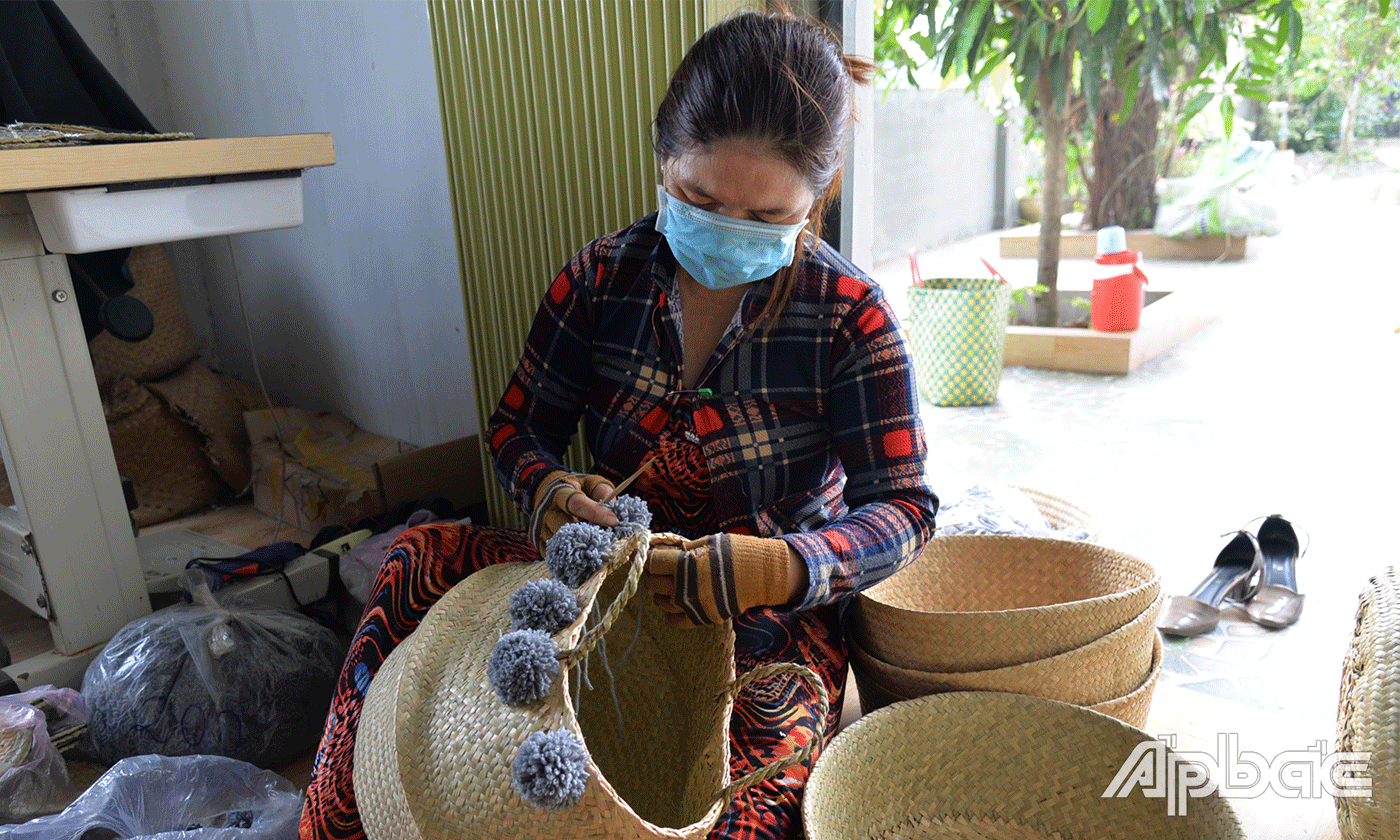 Những chiếc giỏ bàng buông được sáng tạo gắn thêm vài phụ kiện cho trang nhã, đẹp mắt.