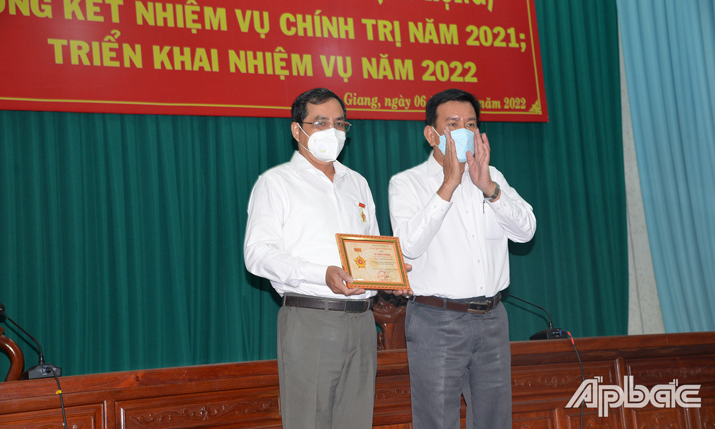 Lãnh đạo Đảng ủy Khối trao kỷ niệm chương “Vì sự nghiệp kiểm tra của Đảng” của Ủy ban kiểm tra trung ương cho cá nhân