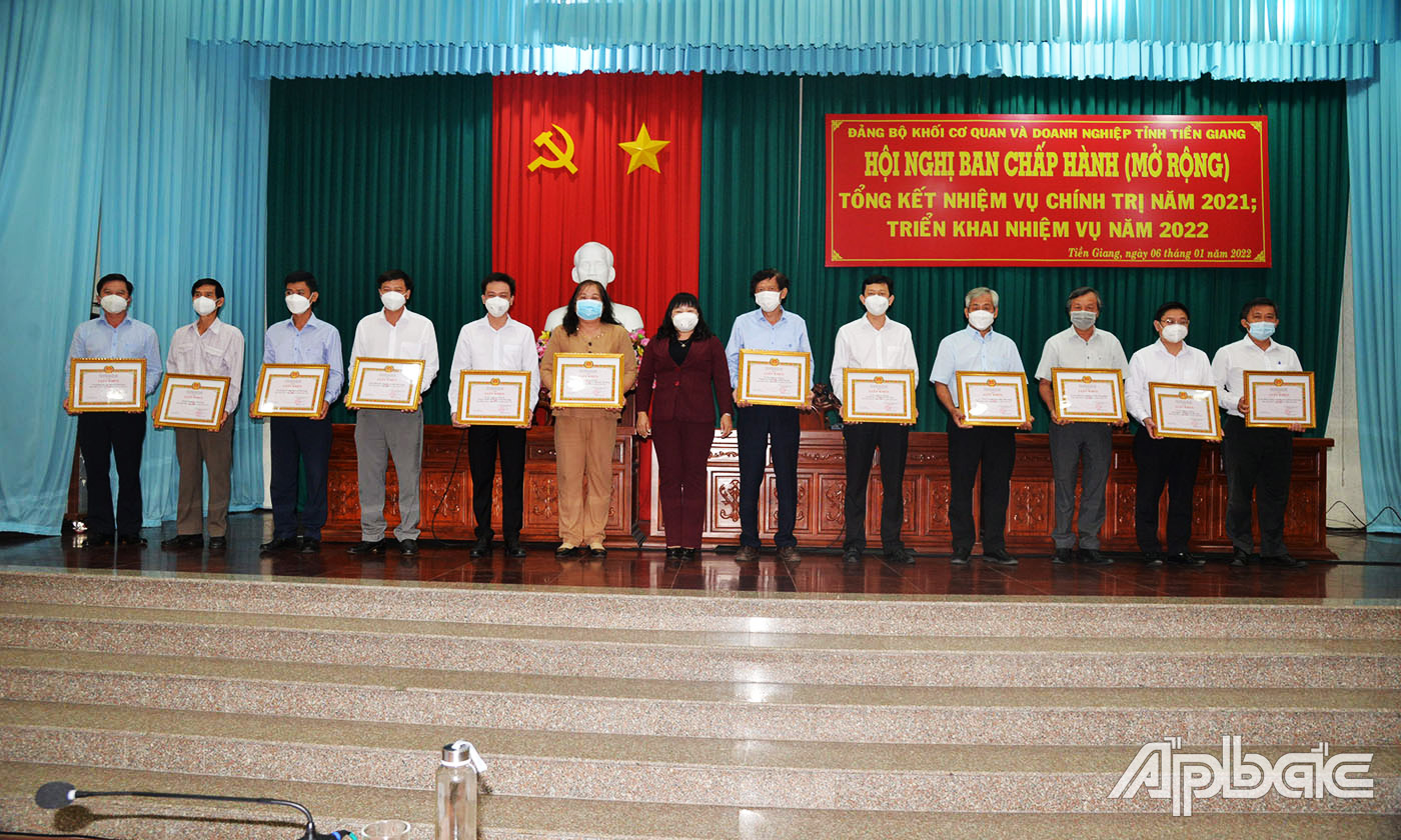 Lãnh đạo Đảng ủy Khối trao Giấy khen cho các tập thể tại hội nghị.