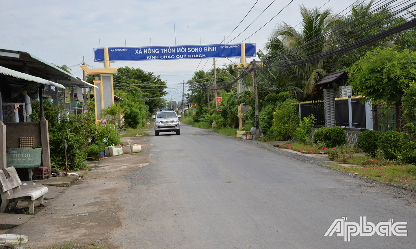 Nhiều tuyến đường giao thông nông thôn đã được “cứng hóa”, thực hiện theo phương châm “Nhà nước và nhân dân cùng làm”.