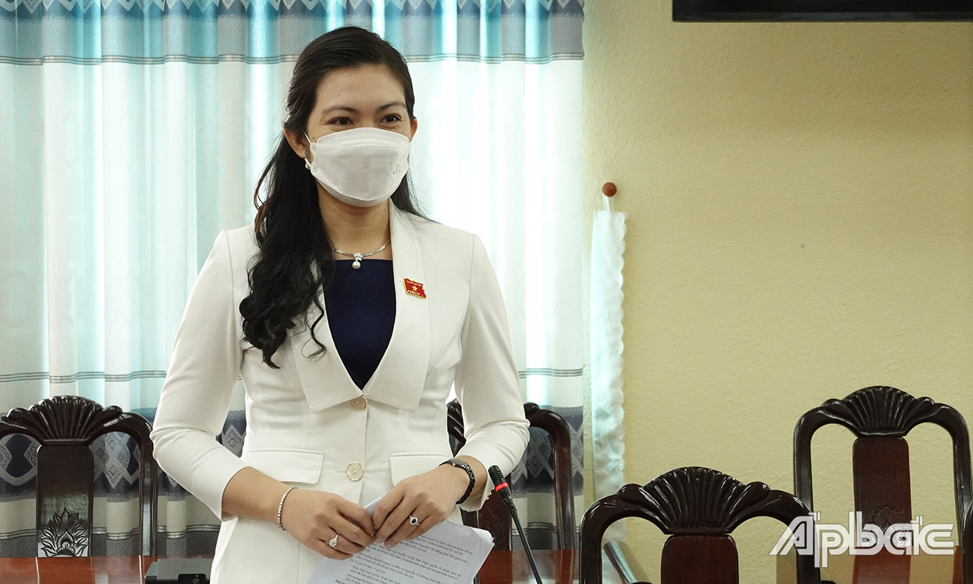Đại biểu Nguyễn Thị Uyên Trang phát biểu tại buổi thảo luận tổ