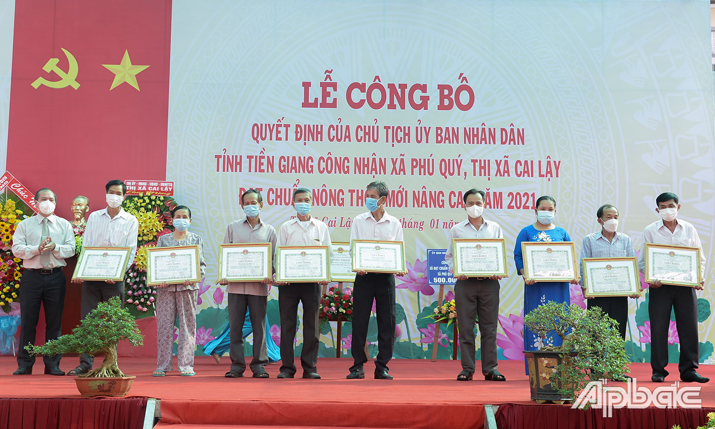 Các tập thể, cá nhân nhận Giấy khen của UBND TX. Cai Lậy.