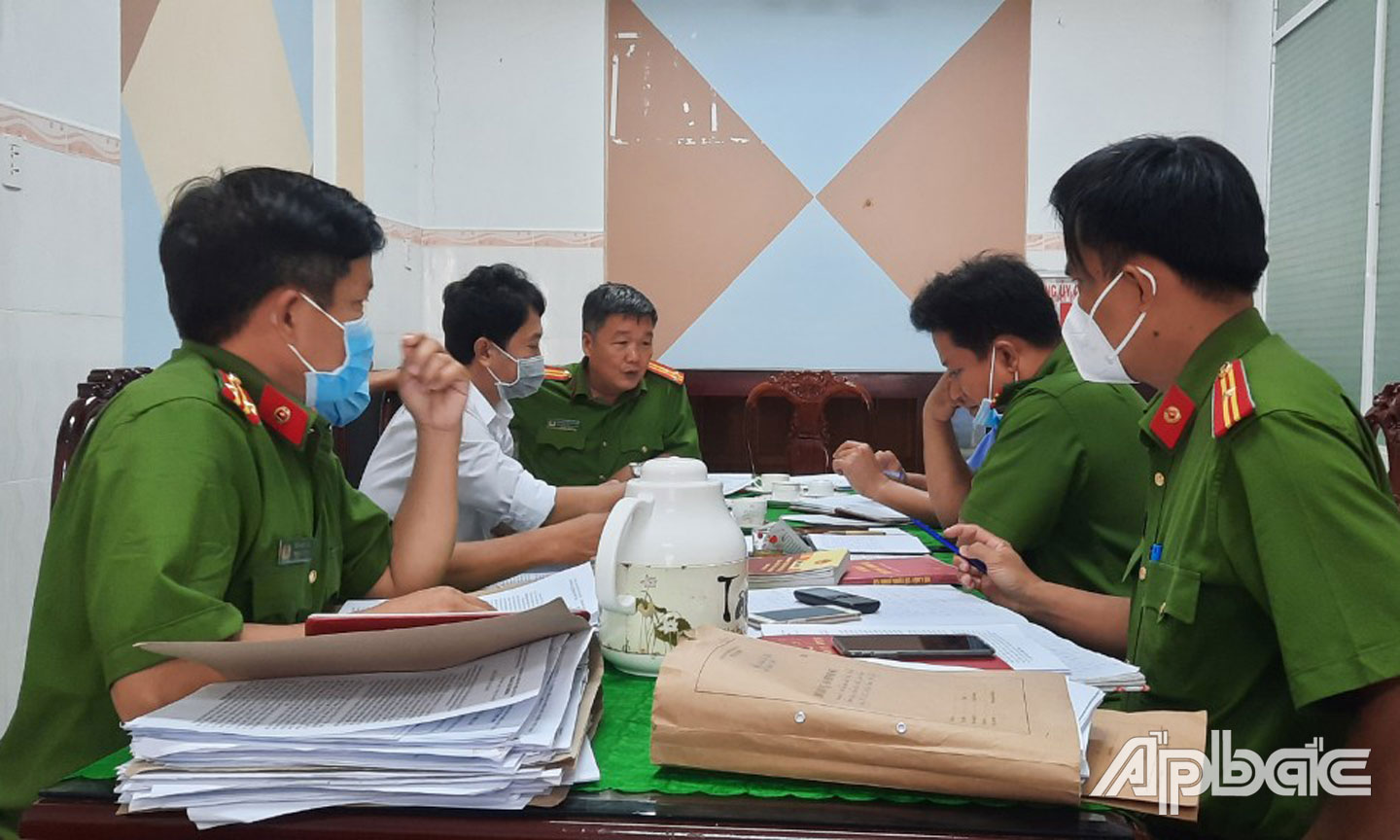 Thượng tá Phan Nguyễn Tiến Nhật phối hợp các ngành liên quan kịp thời xử lý đối tượng vi phạm.