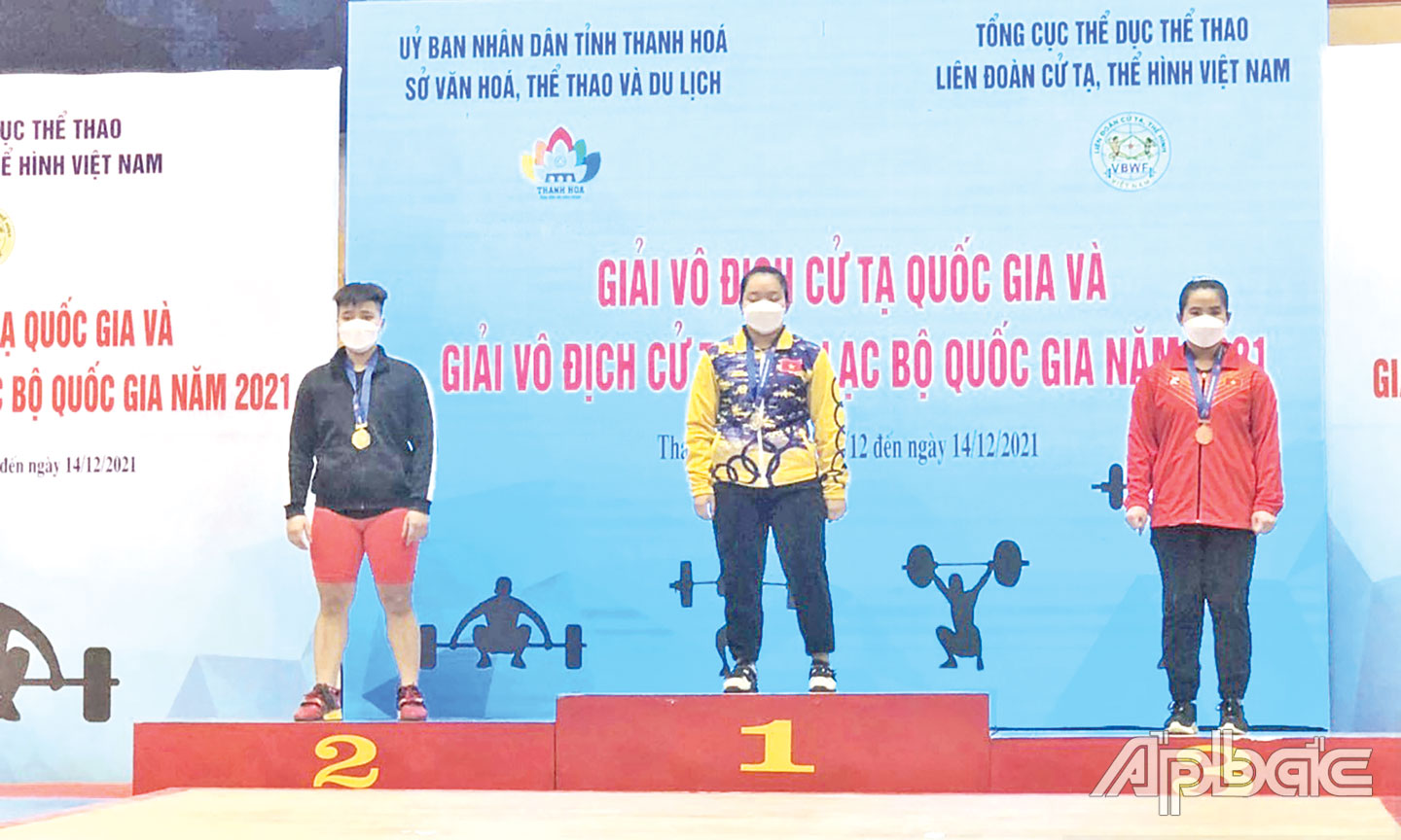VĐV Lâm Thị Mỹ Lê (giữa) đã xuất sắc mang về cho thể thao Tiền Giang 4 HCV tại Giải Vô địch cử tạ quốc gia và Giải Vô địch các câu lạc bộ cử tạ  quốc gia 2021.