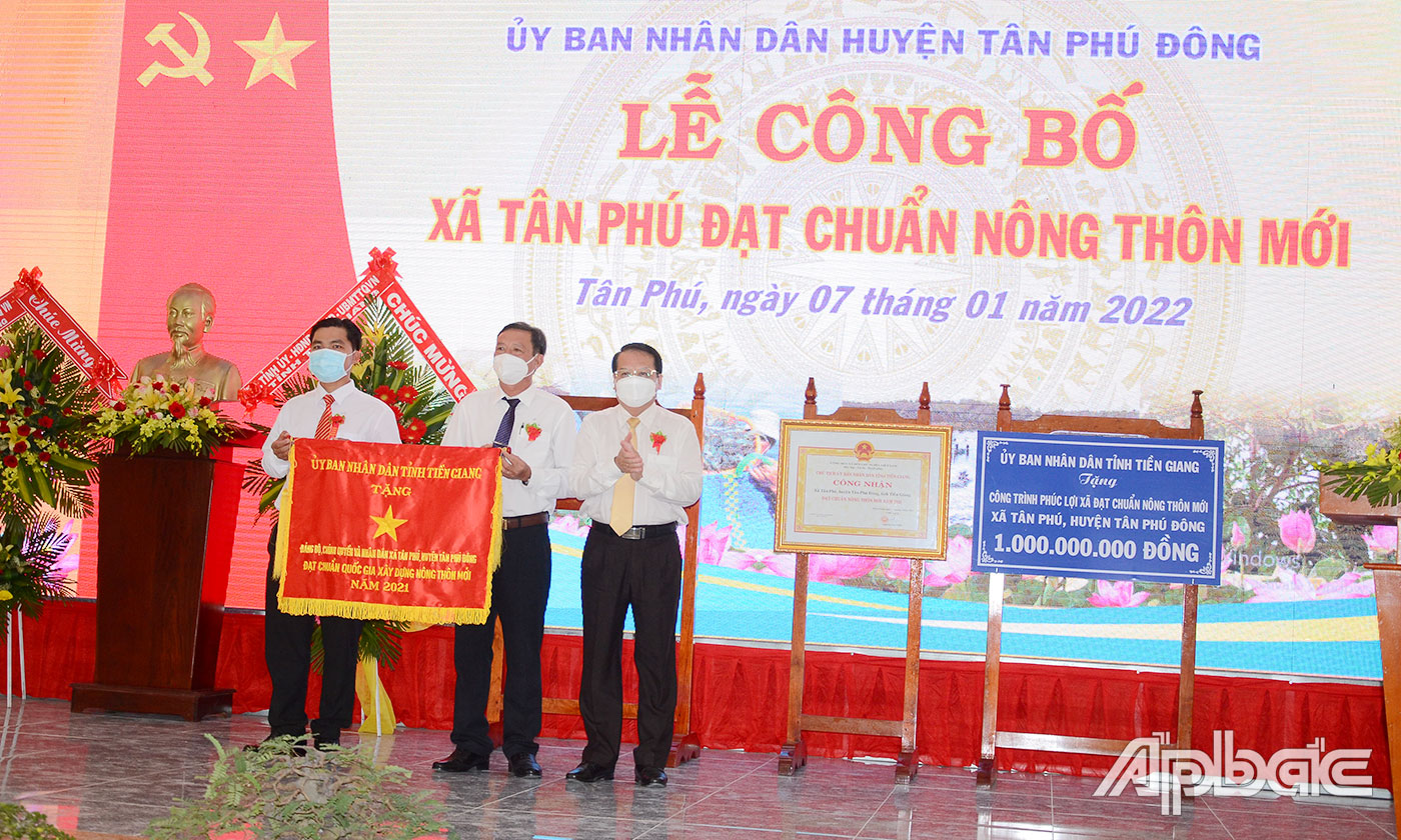 Đồng chí Phạm Văn Trọng trao Cờ thi đua của UBND tỉnh cho xã Tân Phú.