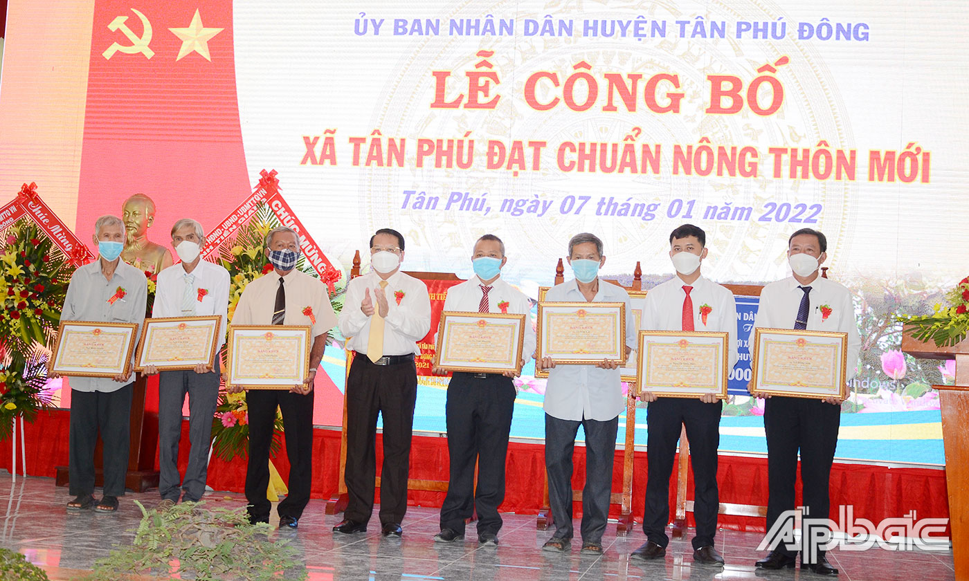 Tặng Bằng khen của UBND tỉnh cho các tập thể, cá nhân.