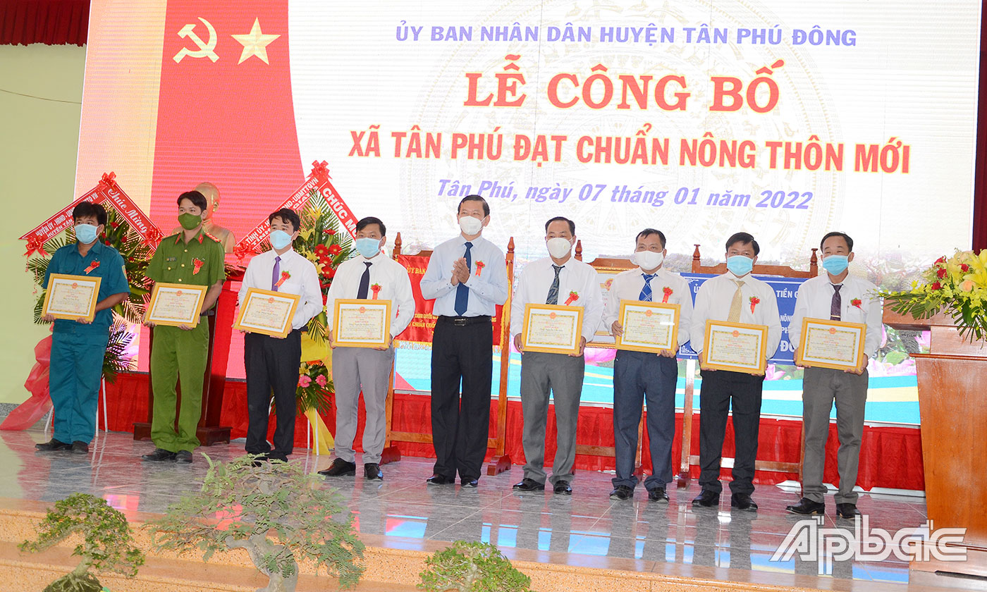 Đồng chí Bùi Thái Sơn tặng Bằng khen của UBND huyện Tân Phú Đông cho các tập thể, cá nhân.