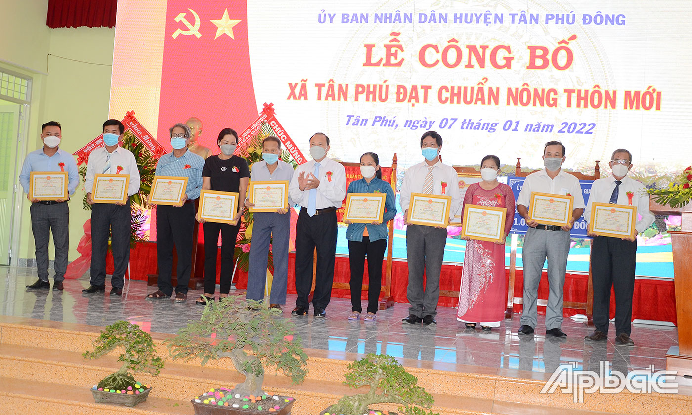 Tặng Bằng khen của UBND huyện Tân Phú Đông cho các tập thể, cá nhân.