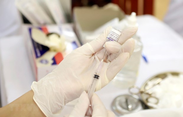 Tiêm vaccine phòng COVID-19 cho người dân. (Ảnh minh họa: Hoàng Hùng/TTXVN)