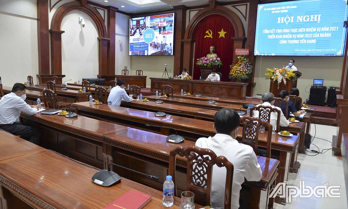 Các đại biểu làm việc tại Hội nghị.