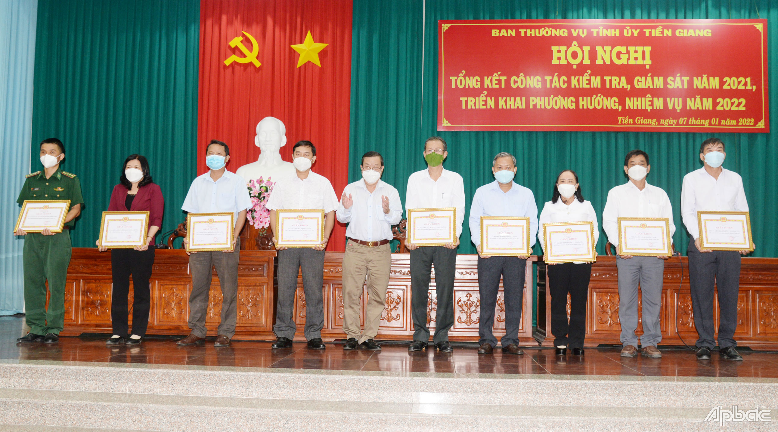 Đồng chí Nguyễn Ngọc Trầm, Ủy viên Thường vụ, Chủ nhiệm Ủy ban Kiểm tra Tỉnh ủy trao giấy khen cho các đơn vị thực hiện tốt công tác kiểm tra, giám sát của đảng năm 2021
