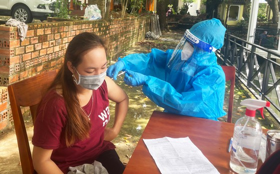 Người dân ĐBSCL tiêm mũi 3 vaccine Covid-19.