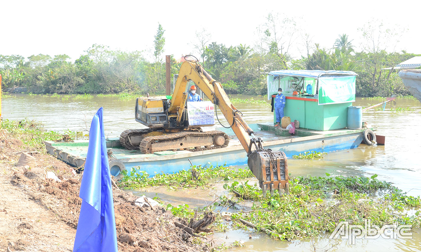 Triển khai thi công cống Phú Phong.