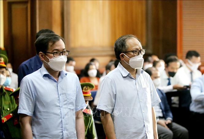 Các bị cáo Tất Thành Cang (bên phải) và Tề Trí Dũng nghe tuyên đọc bản án.