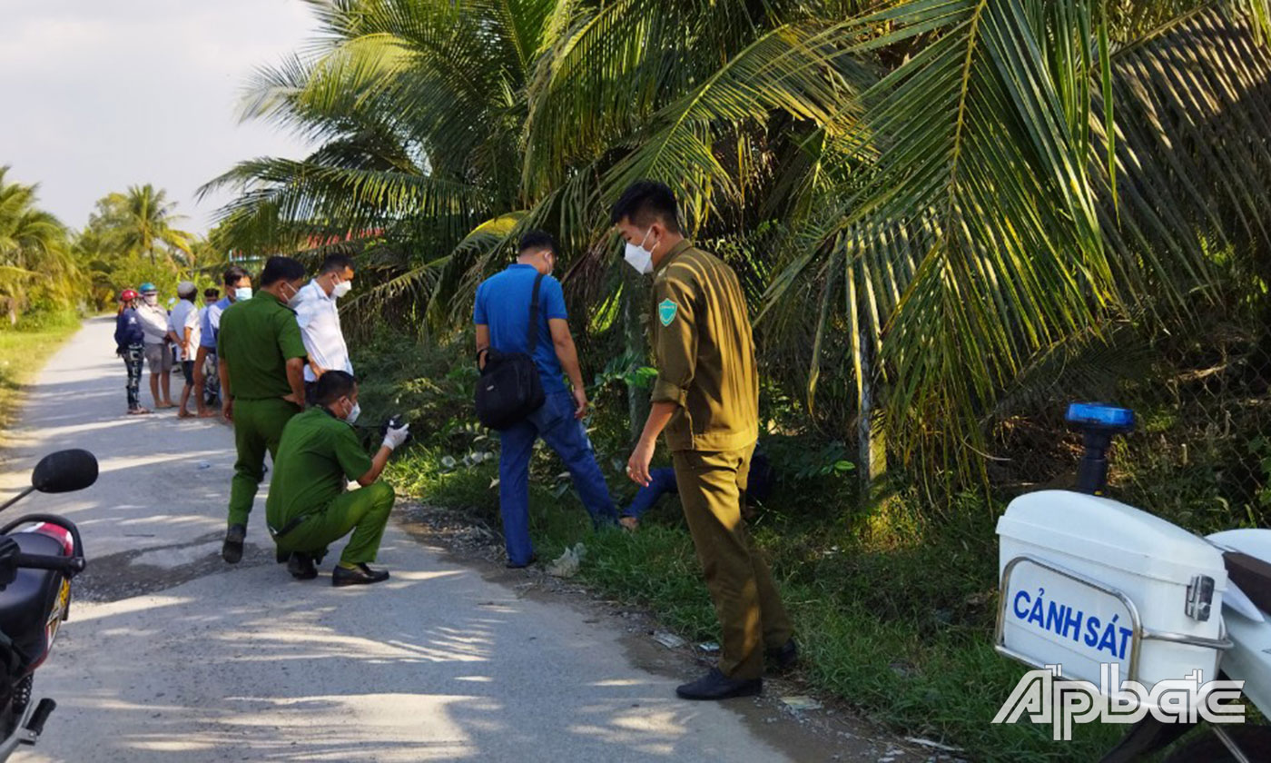 Lực lượng Công an khám nghiệm hiện trường.