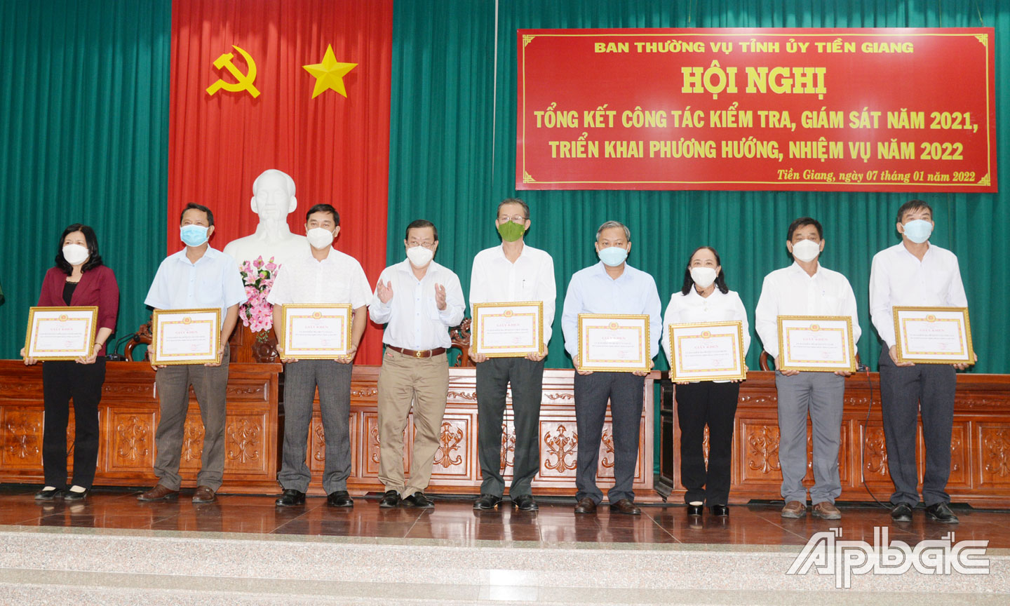 Đồng chí Nguyễn Ngọc Trầm, Ủy viên Ban Thường vụ, Chủ nhiệm Ủy ban Kiểm tra Tỉnh ủy trao Giấy khen cho các đơn vị thực hiện tốt công tác kiểm tra,  giám sát năm 2021.