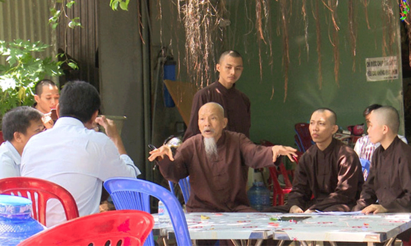 Ông Lê Tùng Vân ở Tịnh thất Bồng Lai trong lần làm việc với cơ quan công an và các ban, ngành địa phương trước đây. (Ảnh: cand.com.vn)
