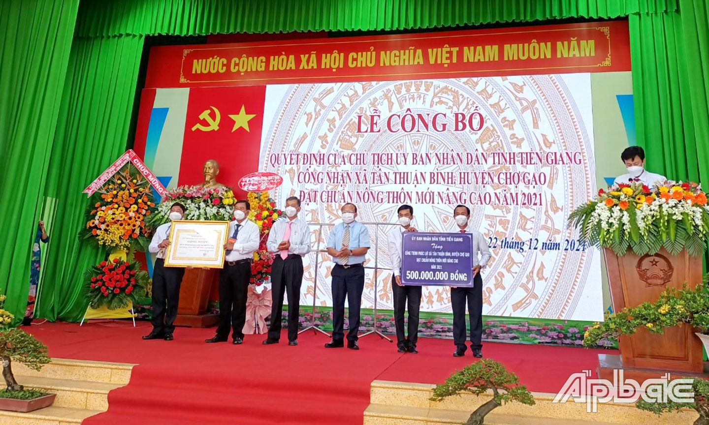 Tân Thuận Bình nhận Bằng công nhận đạt chuẩn xã NTM nâng cao. Ảnh: Lê Phương