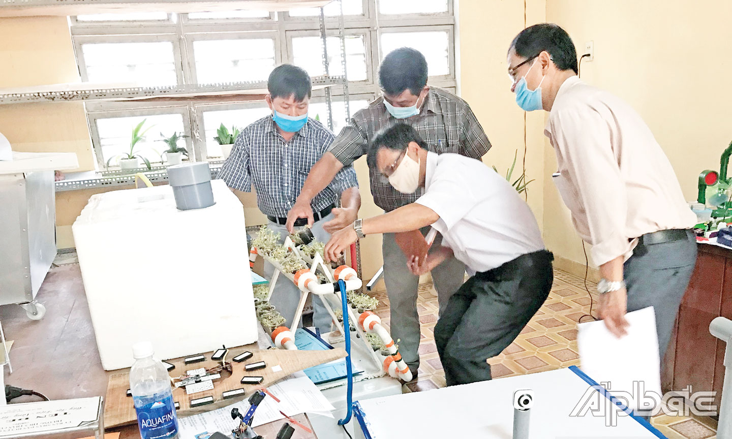 BTC Cuộc thi Sáng tạo thanh, thiếu niên và nhi đồng huyện Châu Thành chấm điểm sản phẩm tham dự Cuộc thi lần thứ XIII (2020 - 2021)