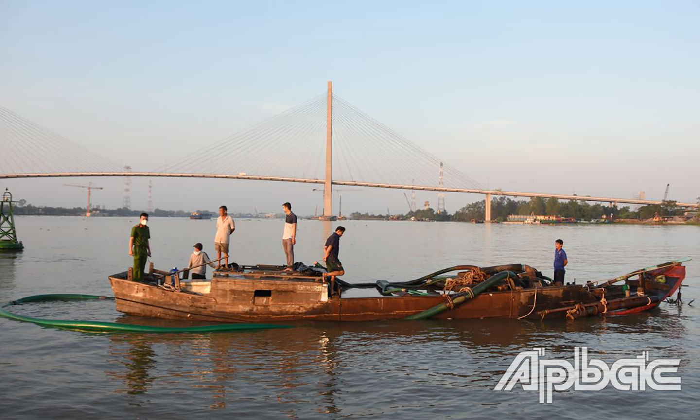 Một trong 4 phương tiện bị bắt quả tang.