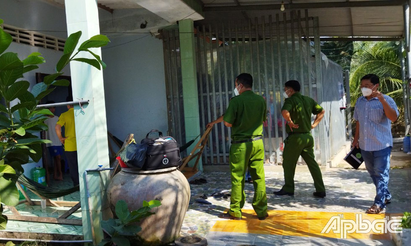  Lực lượng Công an khám nghiệm hiện trường vụ án mạng.