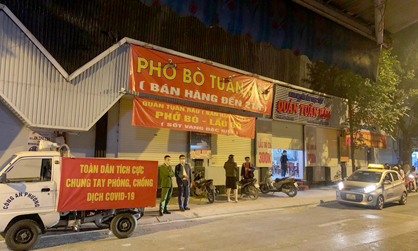 Lực lượng chức năng phường Trúc Bạch (quận Ba Đình, Hà Nội) nhắc nhở cửa hàng kinh doanh ăn uống đóng cửa trước 21 giờ.
