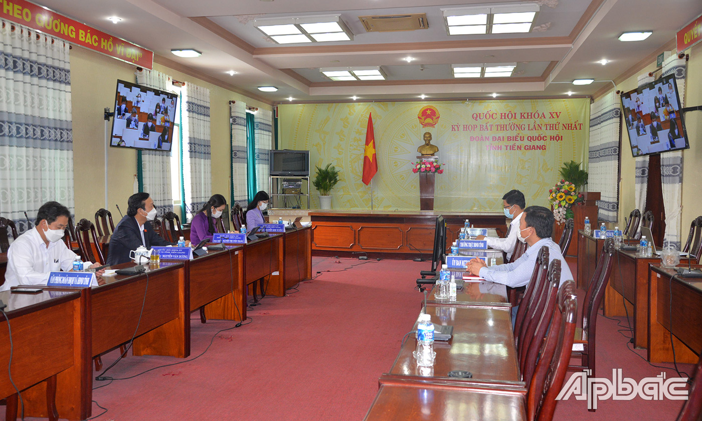 Quang cảnh tại điểm cầu Tiền Giang