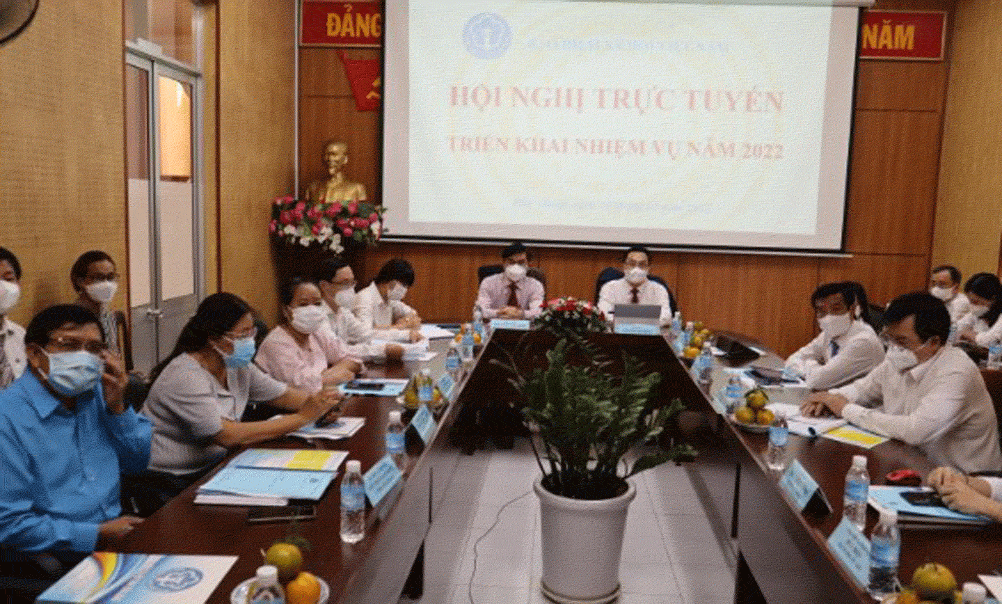 Ông Nguyễn Văn Mười, TUV, PCT UBND tỉnh cùng các đại biều lãnh đạo BHXH, các sở ngành đam dự tại điểm cầu Tiền Giang.