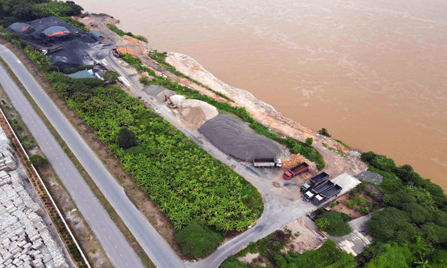 Tháng 9/2021, doanh nghiệp tư nhân Bình Sơn, thành phố Việt Trì (Phú Thọ) vi phạm Luật Đê điều trên diện tích gần 4.500 m2 đã bị phạt tới 250 triệu đồng.