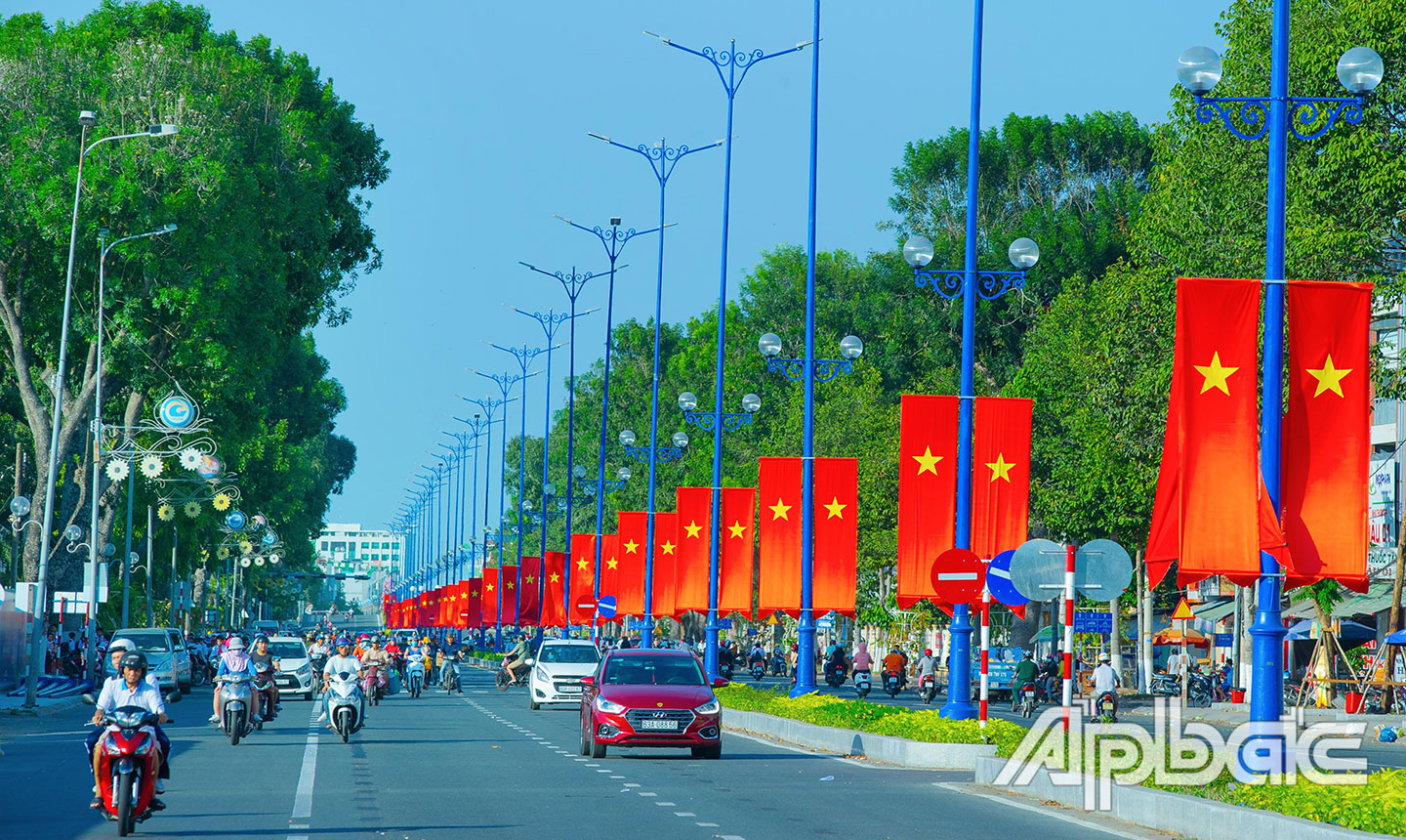 Đường phố TP. Mỹ Tho chào mừng Đại hội Đảng bộ tỉnh Tiền Giang lần thứ XI. Ảnh: DUY NHỰT