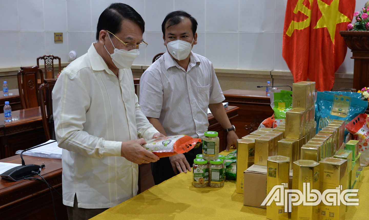 Đồng chí Phạm Văn Trọng (bên trái) cùng với lãnh đạo Sở Nông nghiệp và Phát triển nông thôn khảo sát các sản phẩm tham gia đánh giá, phân hạng tại Hội nghị đánh giá phân loại sản phẩm OCOP đợt 3 - 2021.