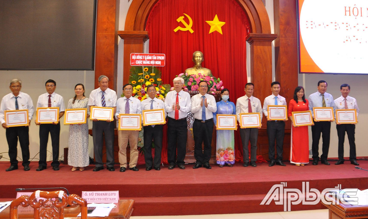 Cô Nga (thứ 3 từ phải sang) nhận Bằng khen của Ban Chấp hành Trung ương Hội CTĐ Việt Nam vì đã có thành tích trong phong trào thi đua yêu nước  của Hội CTĐ Việt Nam giai đoạn 2013 - 2020. (Ảnh chụp khi dịch Covid-19 chưa bùng phát).