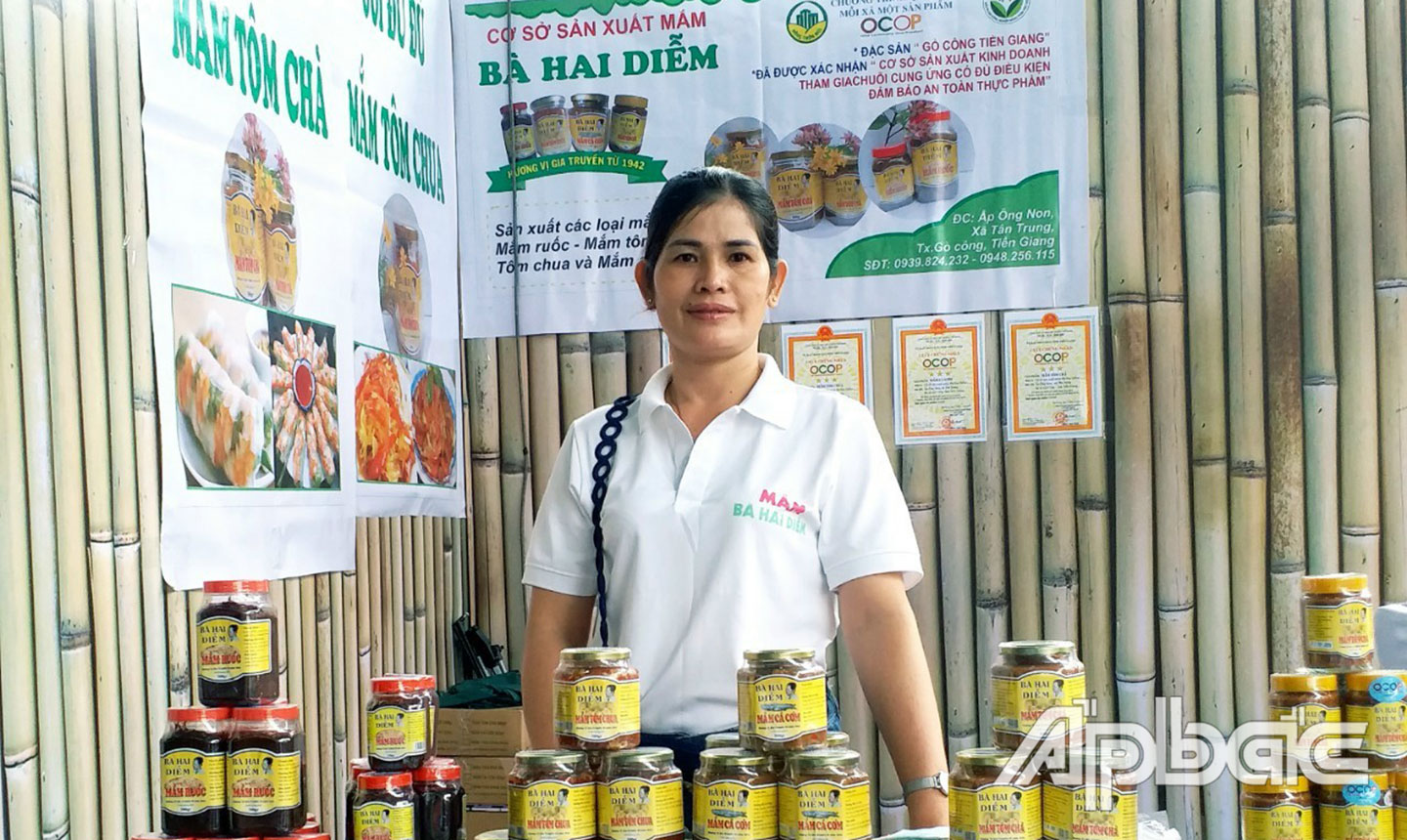 Chị Diễm bên các sản phẩm mắm của Cơ sở.