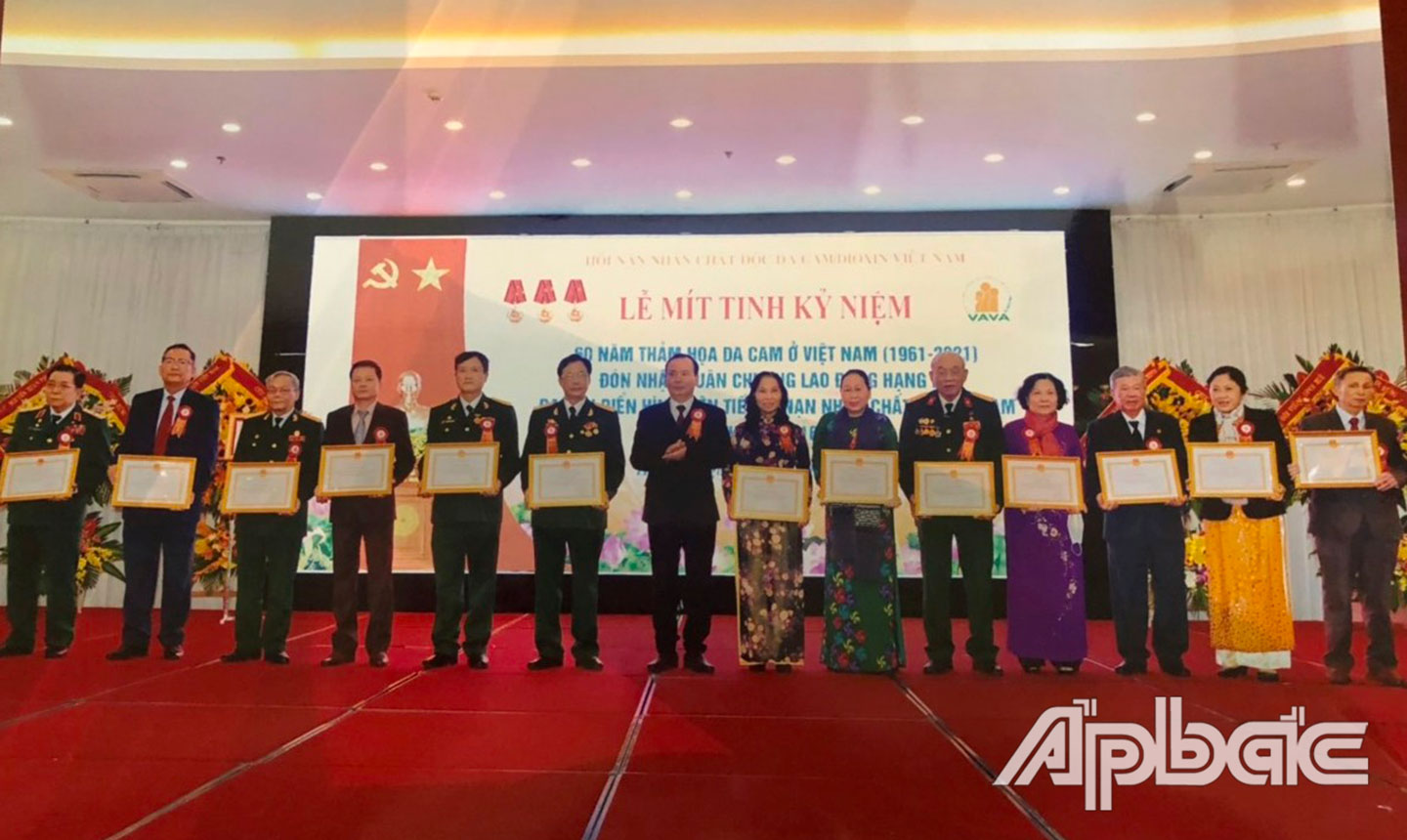 Tại Lễ mít tinh kỷ niệm 60 năm thảm họa da cam ở Việt Nam diễn ra tại Hà Nội, đồng chí Dương Thị Lệ (thứ 2 bên phải)  đã nhận Bằng khen của Ban Dân Vận Trung ương trao tặng Hội NNCĐDC tỉnh Tiền Giang đạt thành tích 5 năm thực hiện Chỉ thị 43. 